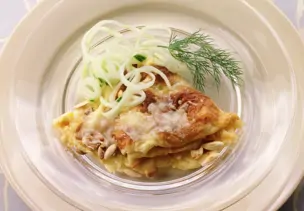 Käsecrêpes mit Gurken und Fenchel