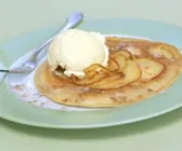 Apfelpfannkuchen mit Vanilleeis
