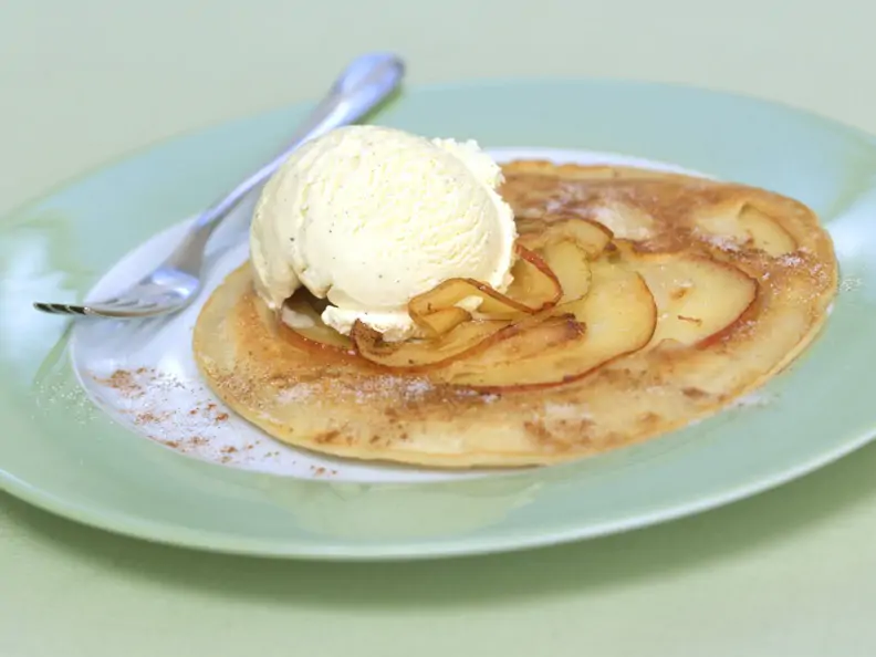 Apfelpfannkuchen mit Vanilleeis