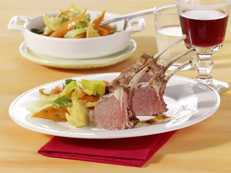 Lammmedaillons mit glasierten Möhren
