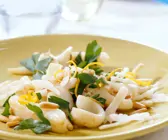 Calamari-Salat mit Petersilie und Pinienkernen