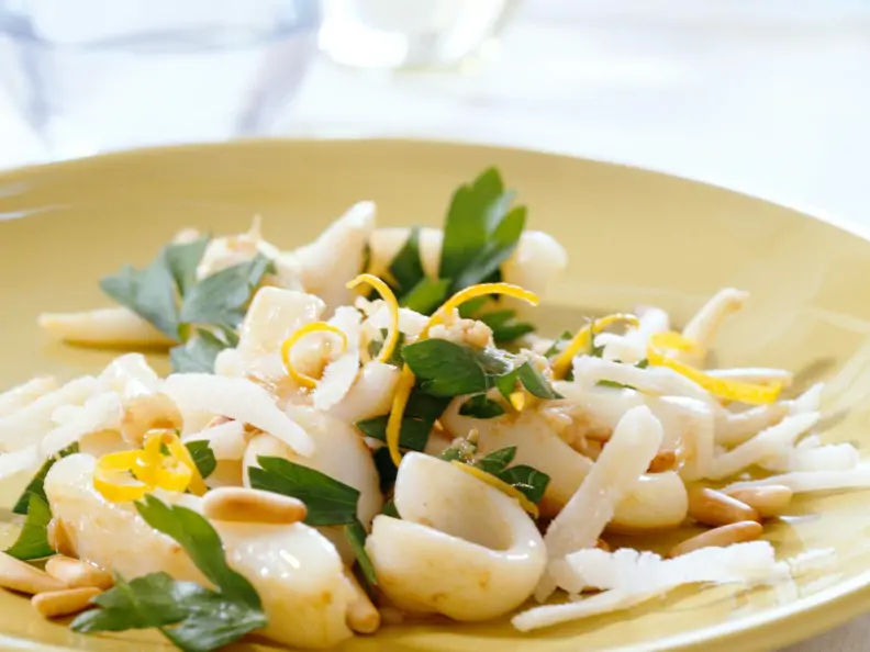 Calamari-Salat mit Petersilie und Pinienkernen