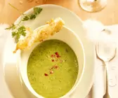 Kerbelcremesuppe mit Parmesan-Sesam-Stange