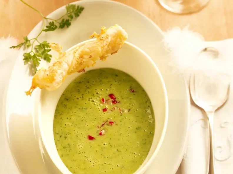 Kerbelcremesuppe mit Parmesan-Sesam-Stange