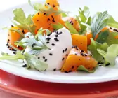 Gebackener Kürbis mit Sesamdressing