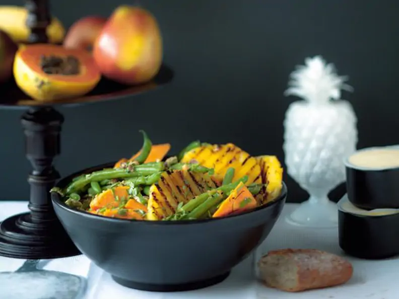 Süßkartoffel-Bohnen-Salat mit gegrillter Ananas