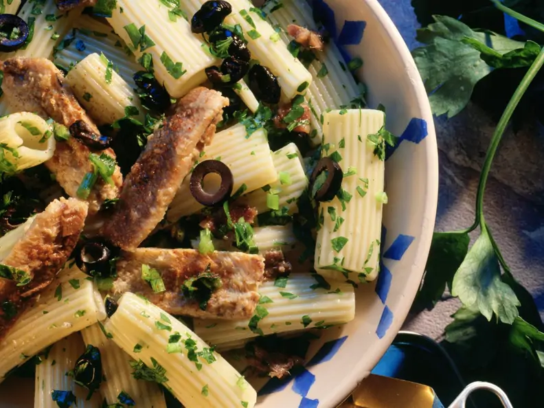 Tortiglioni mit Sardinen und Oliven