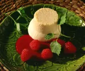 Mandel-Sahnecreme mit Himbeeren