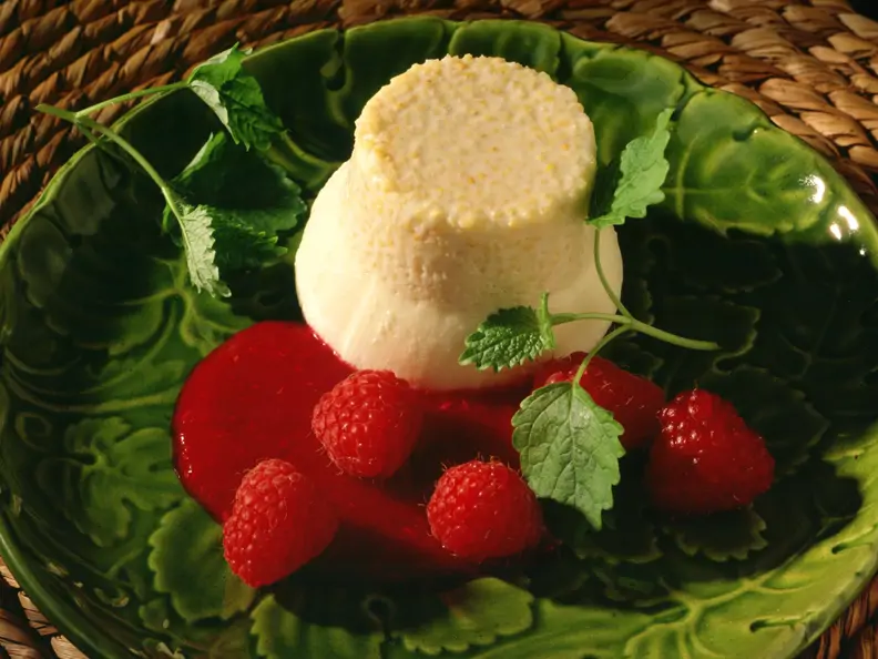 Mandel-Sahnecreme mit Himbeeren