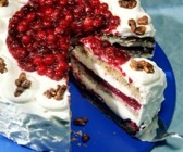 Haselnuss-Biskuittorte mit Cranberries