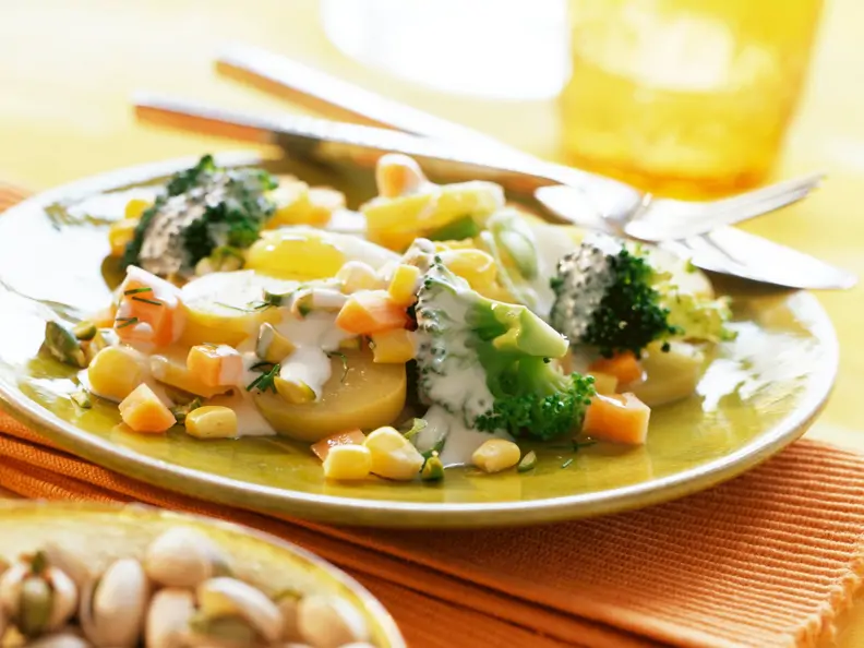 Kartoffelsalat mit Brokkoli und Pistazien