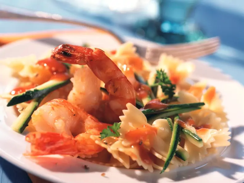 Farfalle mit Zucchini und Garnelen