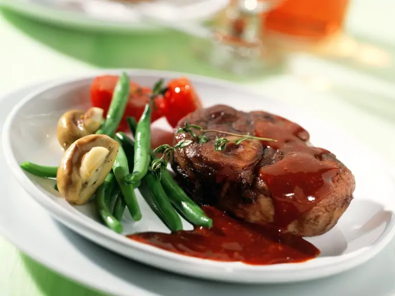 Geschmorte Kalbsbeinscheiben in Rotweinsauce
