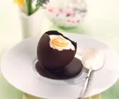 Weiße Mousse in Schoko-Eierschale