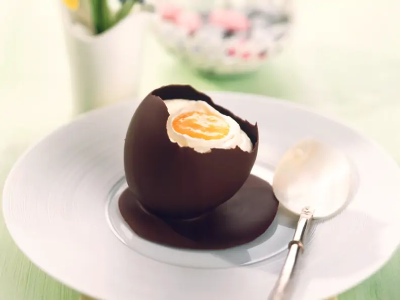 Weiße Mousse in Schoko-Eierschale