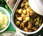Gulasch mit Schalotten und Rosinen