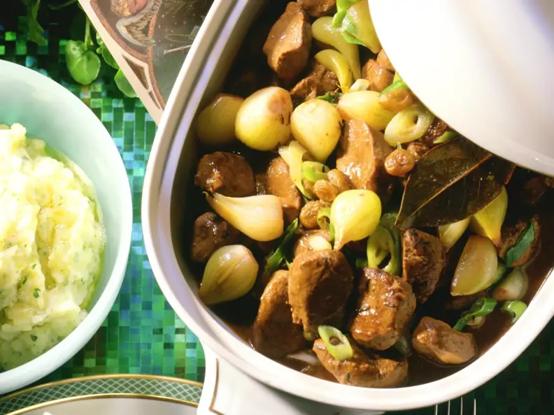 Gulasch mit Schalotten und Rosinen