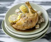 Perlhuhnbrust mit Ofensellerie, frischem Mais und Lorbeerjus