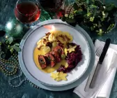 Gefülltes Rinderfilet mit Rotkohl und Kartoffelgratin