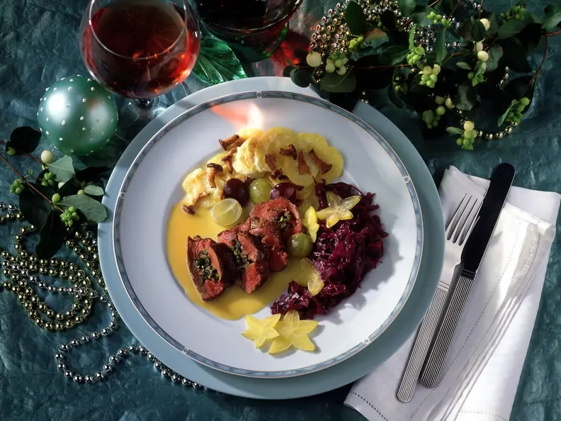 Gefülltes Rinderfilet mit Rotkohl und Kartoffelgratin
