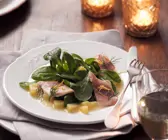 Feldsalat mit Forellenfilets und Kartoffeldressing