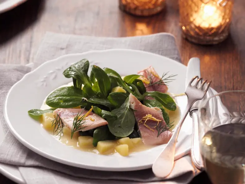 Feldsalat mit Forellenfilets und Kartoffeldressing