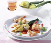Gefüllte Zucchiniblüten mit Garnelen und Paprikasauce