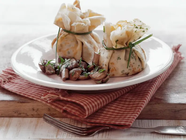 Pfannkuchensäckchen mit Pilzfüllung (Aumônières)
