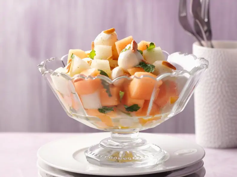 Melonen-Mozzarella-Salat mit gerösteten Mandeln