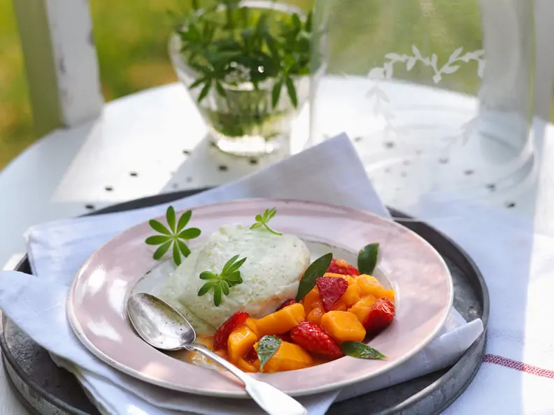 Waldmeister-Mousse mit Obstsalat