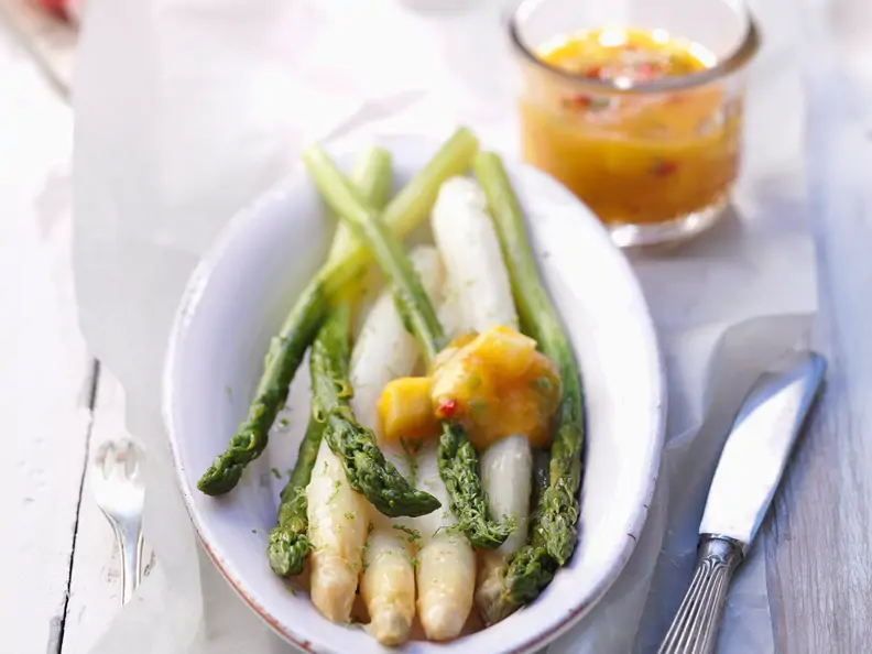Spargel mit Mango-Salsa