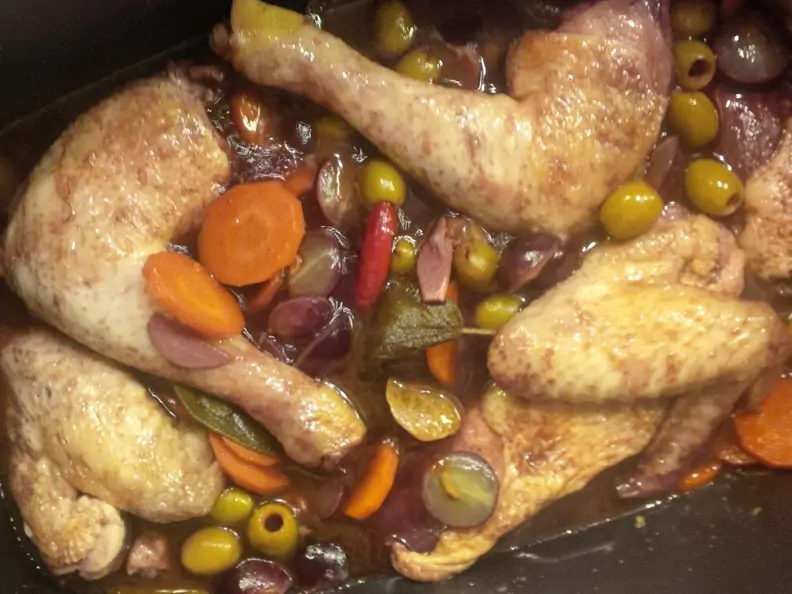 Hähnchen mit Weintrauben und Oliven
