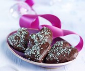 Schokoherzen mit türkisen Zuckerstreuseln