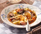 Zwiebeleintopf mit Würstchen