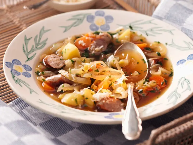 Zwiebeleintopf mit Würstchen