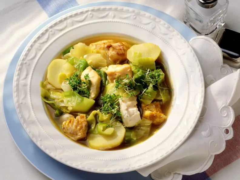 Spitzkohl-Kartoffel-Topf mit Kabeljau