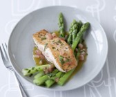 Gebratener Lachs auf grünem Spargel