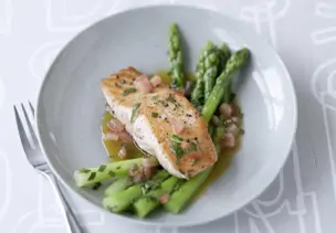Gebratener Lachs auf grünem Spargel