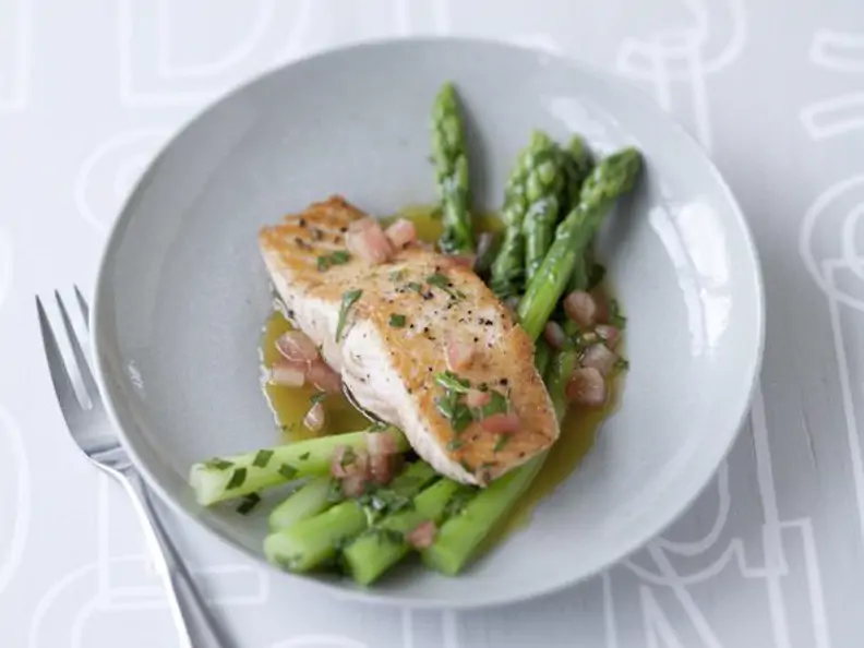 Gebratener Lachs auf grünem Spargel