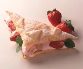 Blätterteig-Dreiecke mit Erdbeer-Creme-Füllung