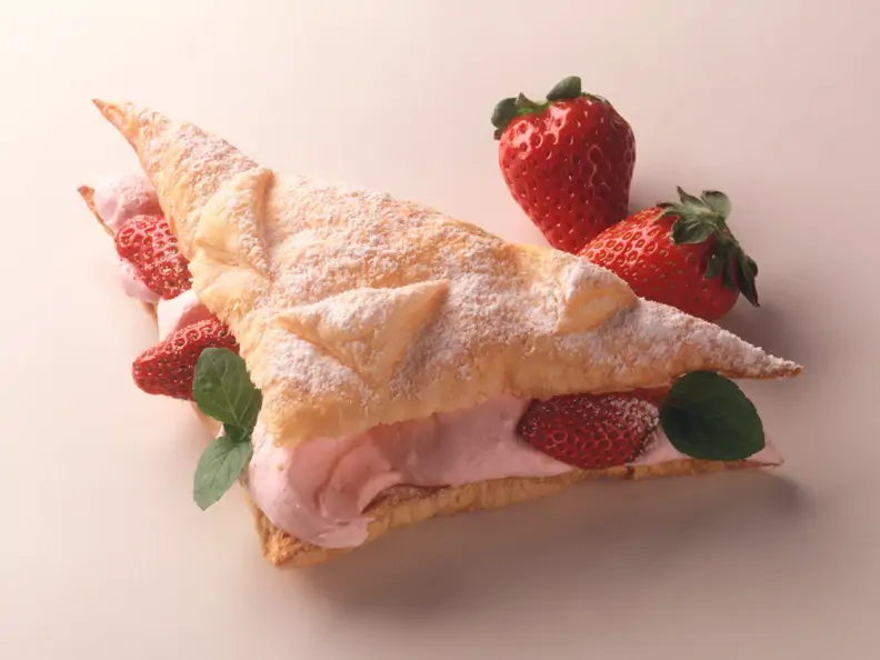 Blätterteig-Dreiecke mit Erdbeer-Creme-Füllung