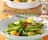 Spargelpfanne mit Tomaten und Gnocchi