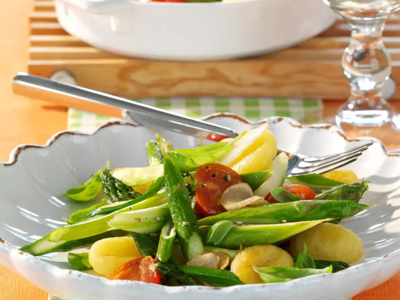 Spargelpfanne mit Tomaten und Gnocchi