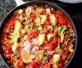 Exotische Hackpfanne mit Bananen und Kokos
