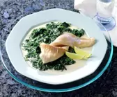 Spinat in Knoblauchsauce mit Schellfischfilet