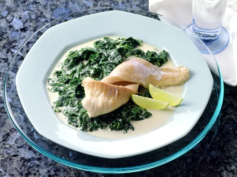 Spinat in Knoblauchsauce mit Schellfischfilet
