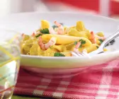 Penne mit Schmorgurken-Ragout und Garnelen