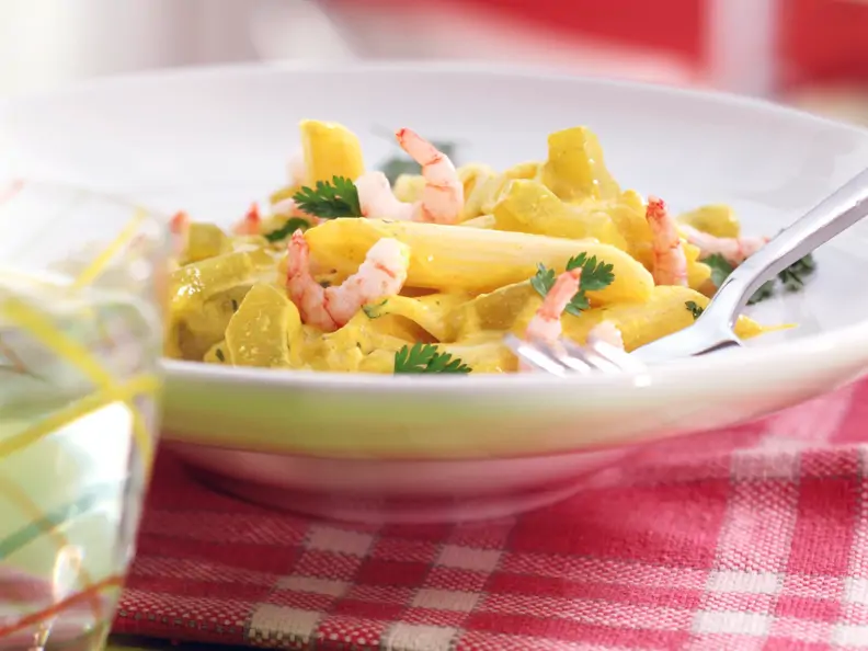 Penne mit Schmorgurken-Ragout und Garnelen
