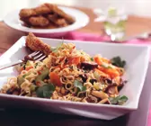 Asiatischer Nudel-Gemüse-Salat mit knusprigen Schnitzelstreifen