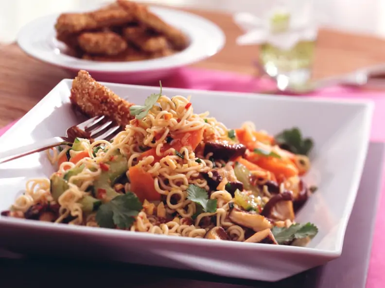 Asiatischer Nudel-Gemüse-Salat mit knusprigen Schnitzelstreifen